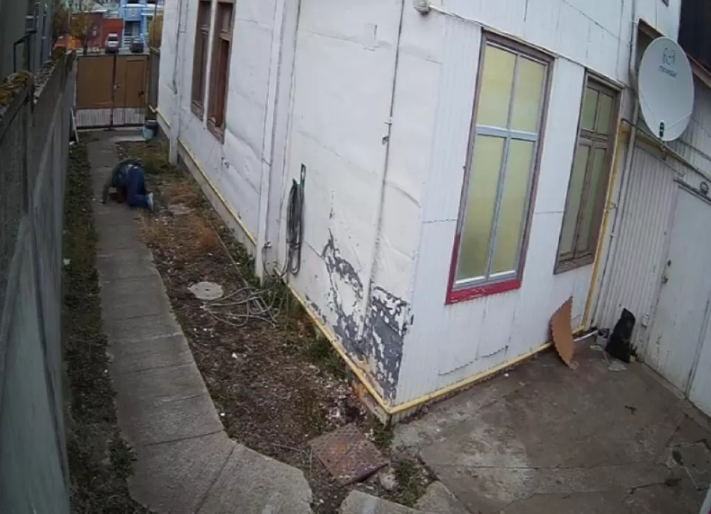 Video. Un hombre visitó un prostíbulo, se negó a pagar y se tiró por una puerta que daba al vacío Video. Un hombre visitó un prostíbulo, se negó a pagar y se tiró por una puerta que daba al vacío