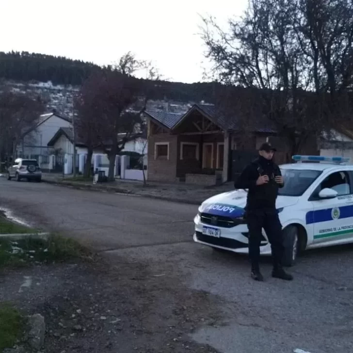 Hallaron muerto a un hombre en Esquel e investigan un posible homicidio: habría recibido un disparo en la cabeza Hallaron muerto a un hombre en Esquel e investigan un posible homicidio: habría recibido un disparo en la cabeza