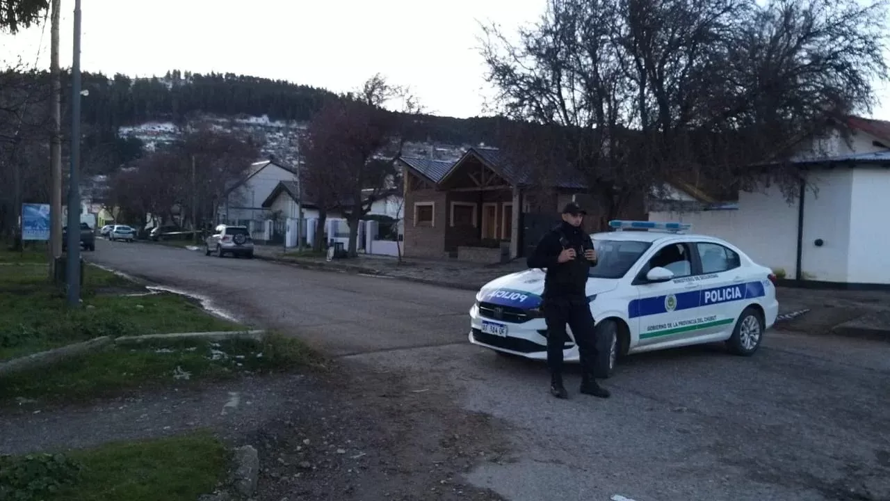 Hallaron muerto a un hombre en Esquel e investigan un posible homicidio: habría recibido un disparo en la cabeza Hallaron muerto a un hombre en Esquel e investigan un posible homicidio: habría recibido un disparo en la cabeza