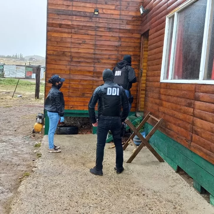 Policías de Puerto Deseado allanaron el domicilio de “las mecheras” y recuperaron parte del botín