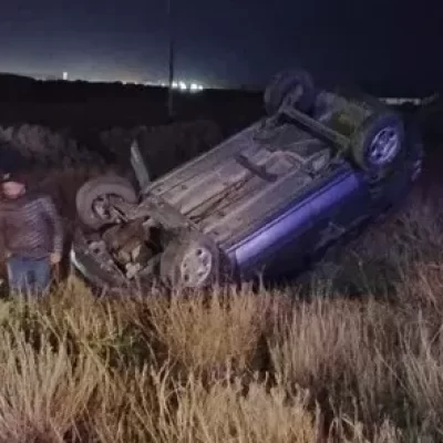 Tres jóvenes volcaron sobre la Ruta 3 y los trasladaron al hospital Tres jóvenes volcaron sobre la Ruta 3 y los trasladaron al hospital