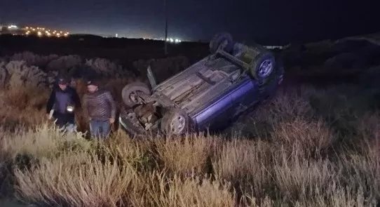 Tres jóvenes volcaron sobre la Ruta 3 y los trasladaron al hospital