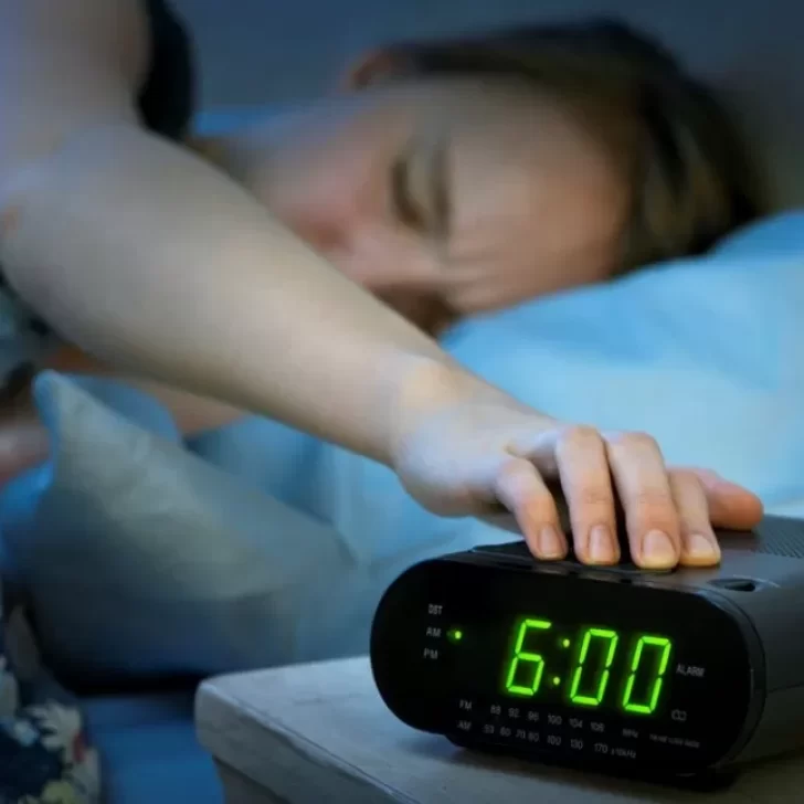 Despertarse antes de que suene la alarma: ¿por qué ocurre?