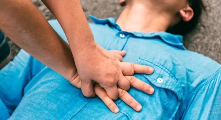 Policías le hicieron RCP a un hombre en plena calle y le salvaron la vida