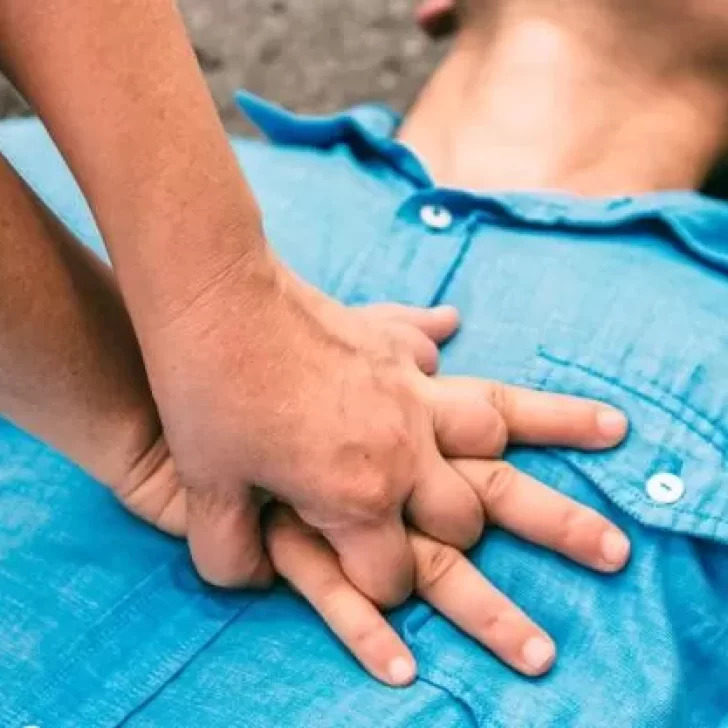 Policías le hicieron RCP a un hombre en plena calle y le salvaron la vida