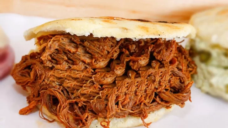 Receta de arepas rellenas con carne mechada