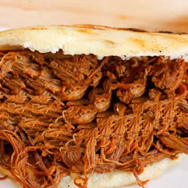 Receta de arepas rellenas con carne mechada