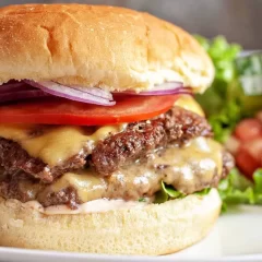 Receta de hamburguesas caseras con carne picada y pan de papa recién horneado