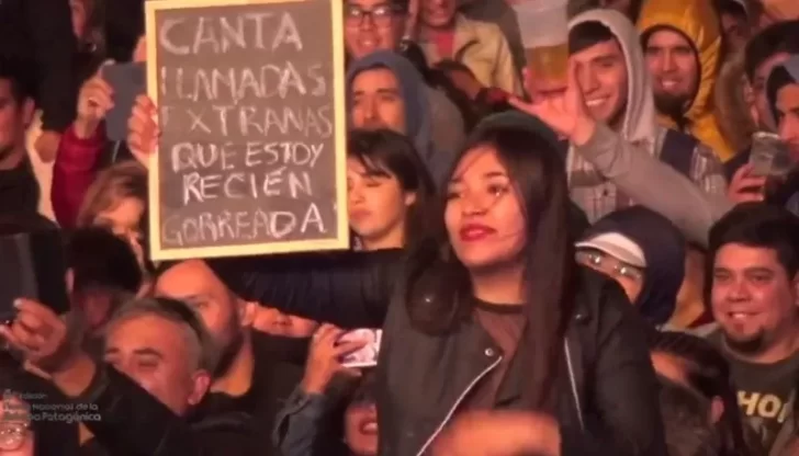 Video. “Estoy recién gorreada, canta Llamadas Extrañas”: El pedido de una fanática a Angela Leiva, después de que la engañaron