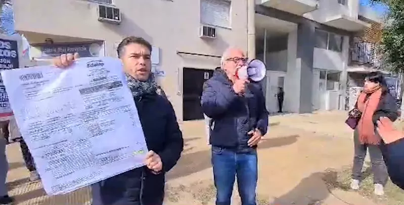 Aumentos de luz y gas: vecinos realizaron piquetes y reclamos en las sedes de Camuzzi y Edelap