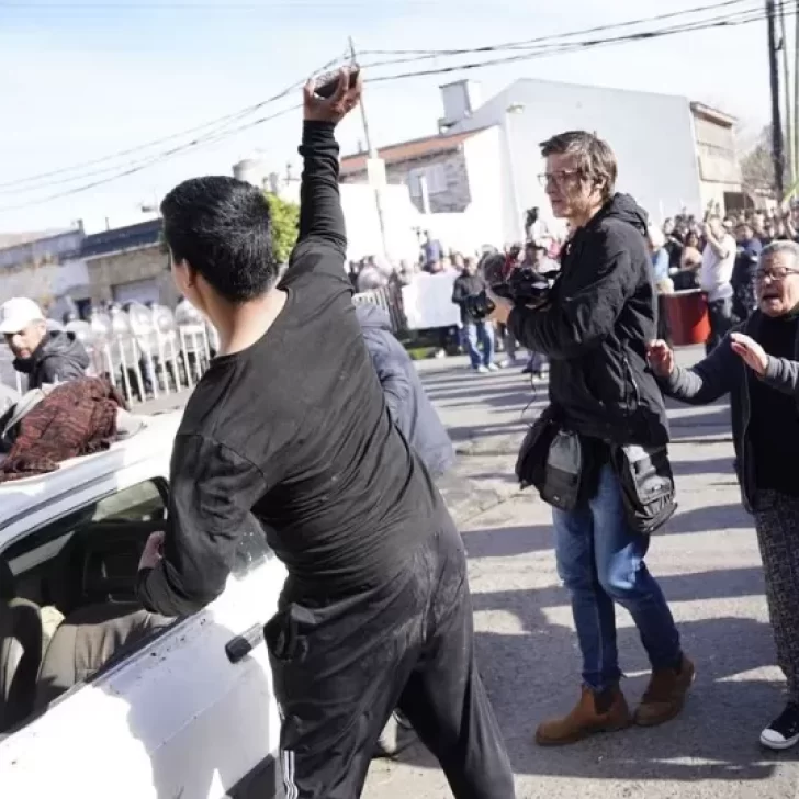 Caso Morena. Vecinos se enfrentan a piedrazos con la policía frente a la comisaría de Lanús