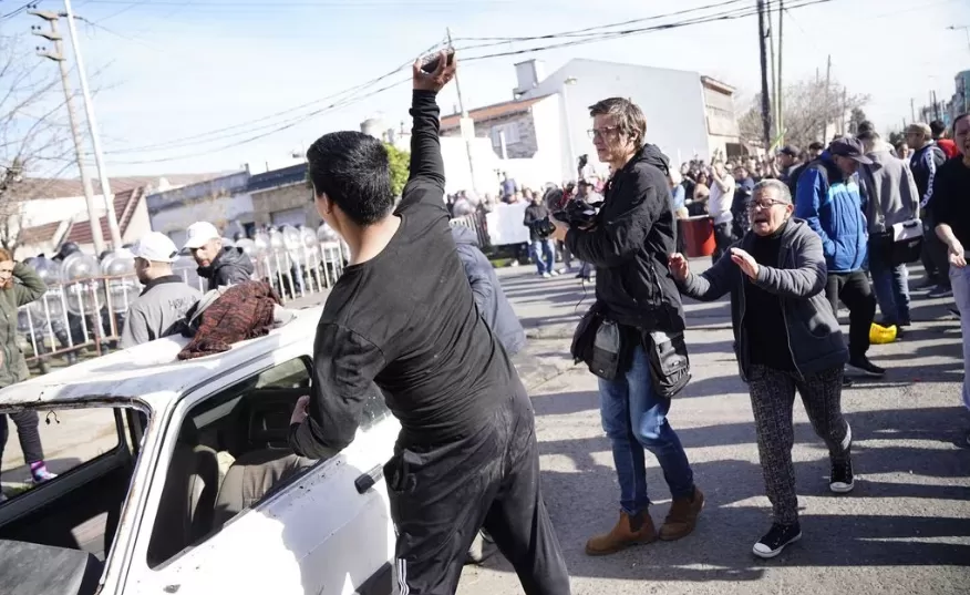 Caso Morena. Vecinos se enfrentan a piedrazos con la policía frente a la comisaría de Lanús