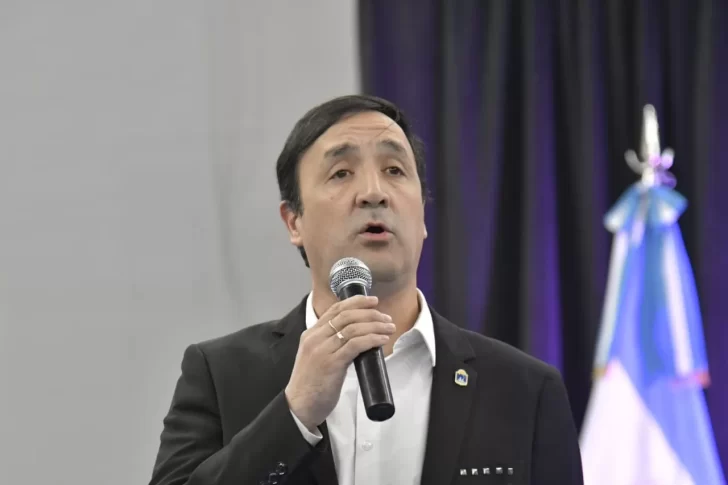 Pablo Grasso encabezó el acto en reconocimiento a mujeres y hombres que formaron parte de la democracia en Santa Cruz