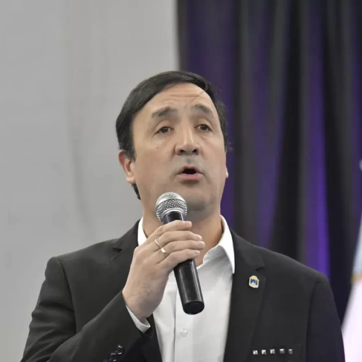 Pablo Grasso encabezó el acto en reconocimiento a mujeres y hombres que formaron parte de la democracia en Santa Cruz
