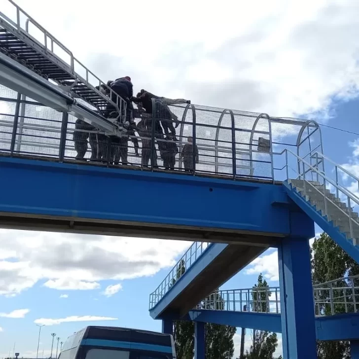 Dramático rescate a un hombre que intentó tirarse de un puente peatonal en Río Gallegos