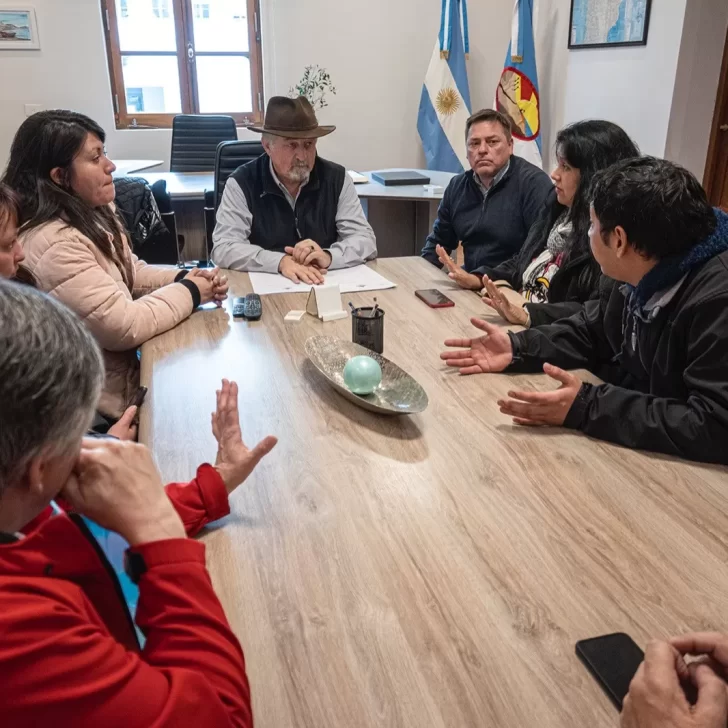 El viceintendente Othar Macharashvili recibió a familias y docentes del Jardín Inicial N° 426 de Comodoro Rivadavia