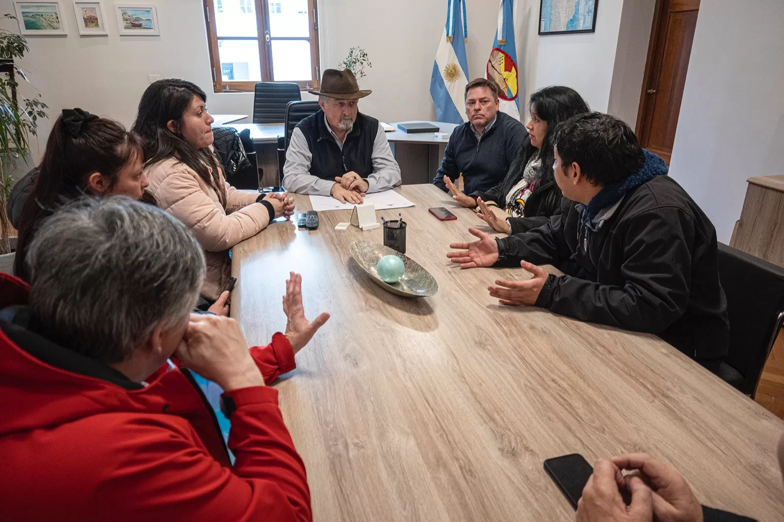 El viceintendente Othar Macharashvili recibió a familias y docentes del Jardín Inicial N° 426 de Comodoro Rivadavia