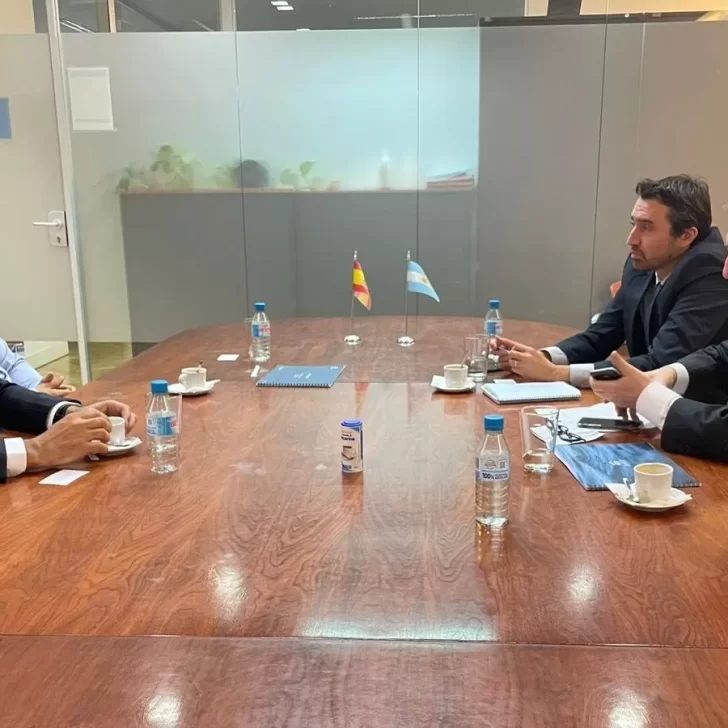 La Flota Amarilla de Chubut planteó necesidad de tener un dólar competitivo a Ricardo Alfonsín en España