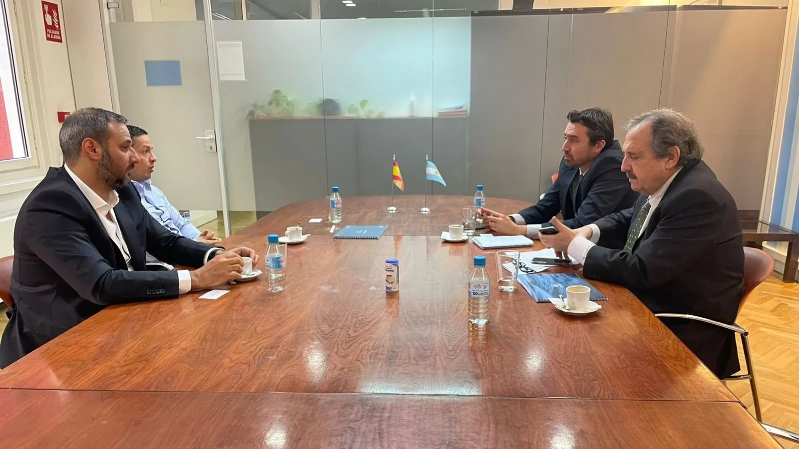 La Flota Amarilla de Chubut planteó necesidad de tener un dólar competitivo a Ricardo Alfonsín en España