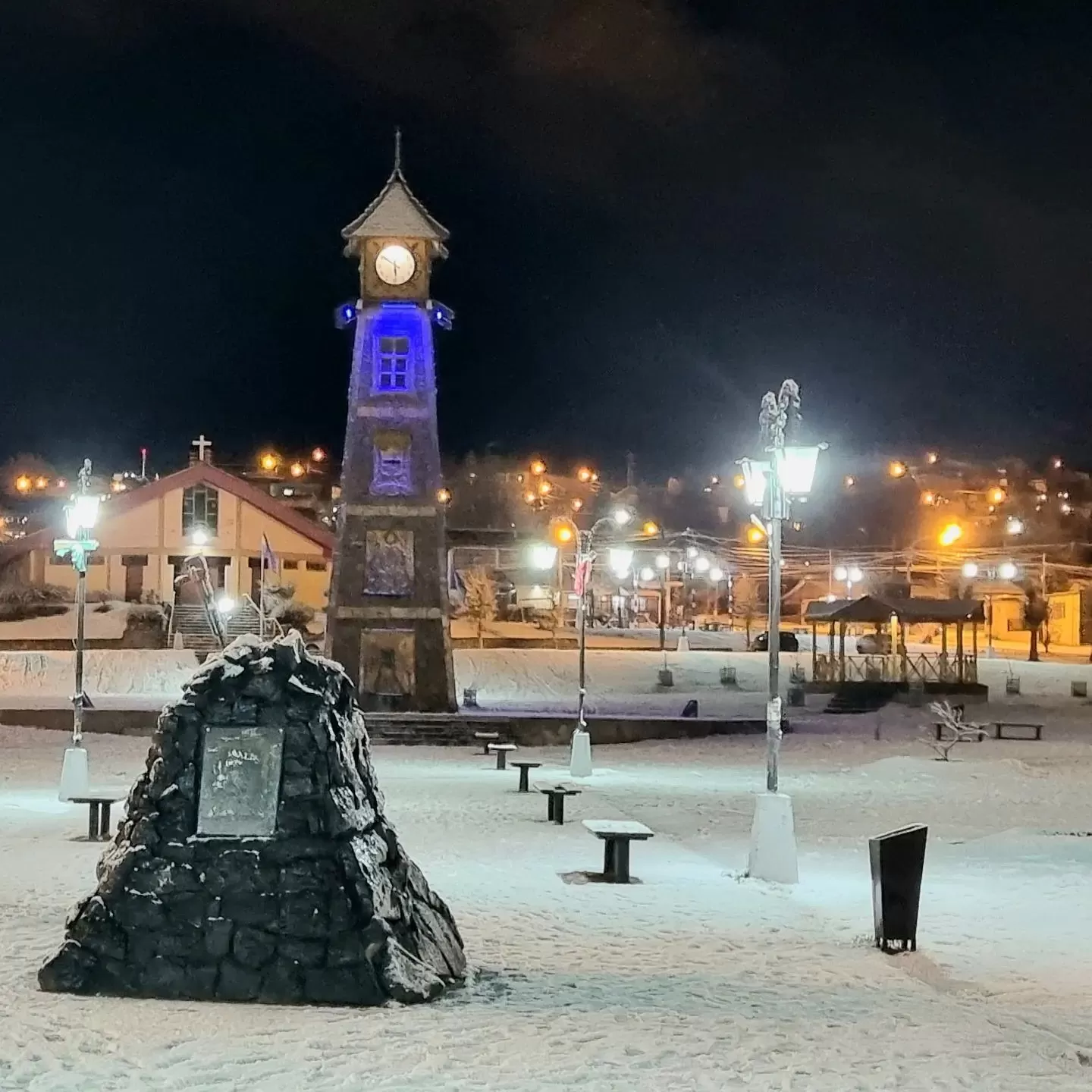 Nevó en Río Turbio y todo se vistió de blanco este domingo por la noche
