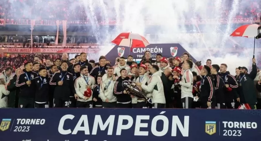 River recibió la copa de campeón y celebró con su gente en el Más Monumental