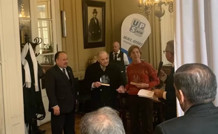 Distinguieron a reconocidos periodistas con el premio Decano Roberto Di Sandro