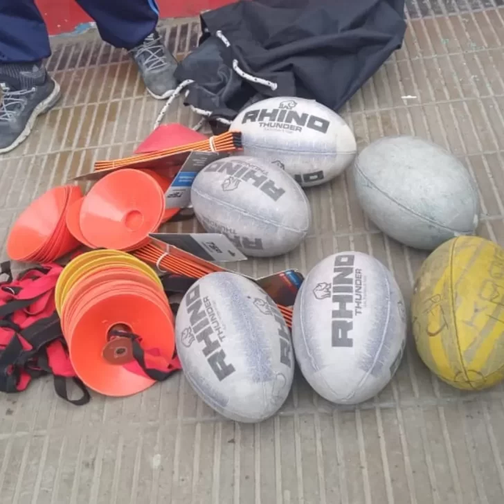 Robó un bolso con pelotas de rugby y lo atraparon mientras intentaba venderlas