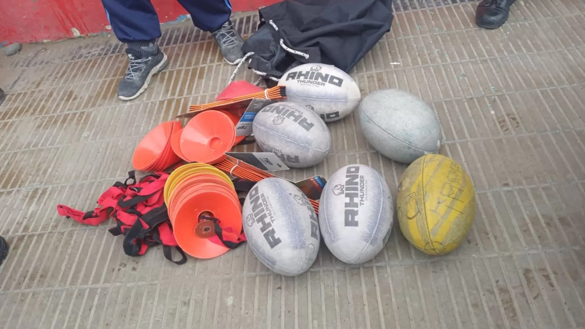 Robó un bolso con pelotas de rugby y lo atraparon mientras intentaba venderlas