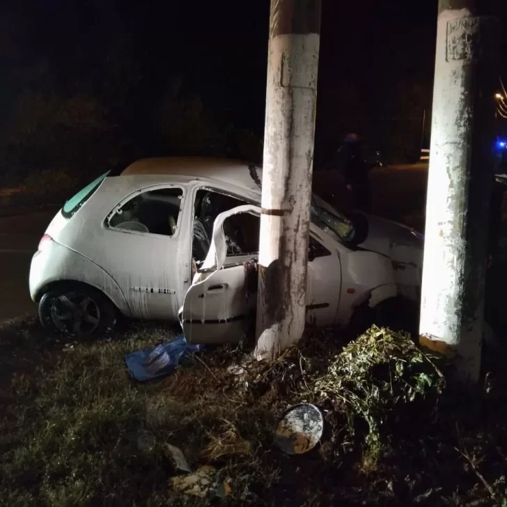 Delincuente con tobillera electrónica robó un auto afuera de una funeraria, lo chocó contra un poste y murió en el acto