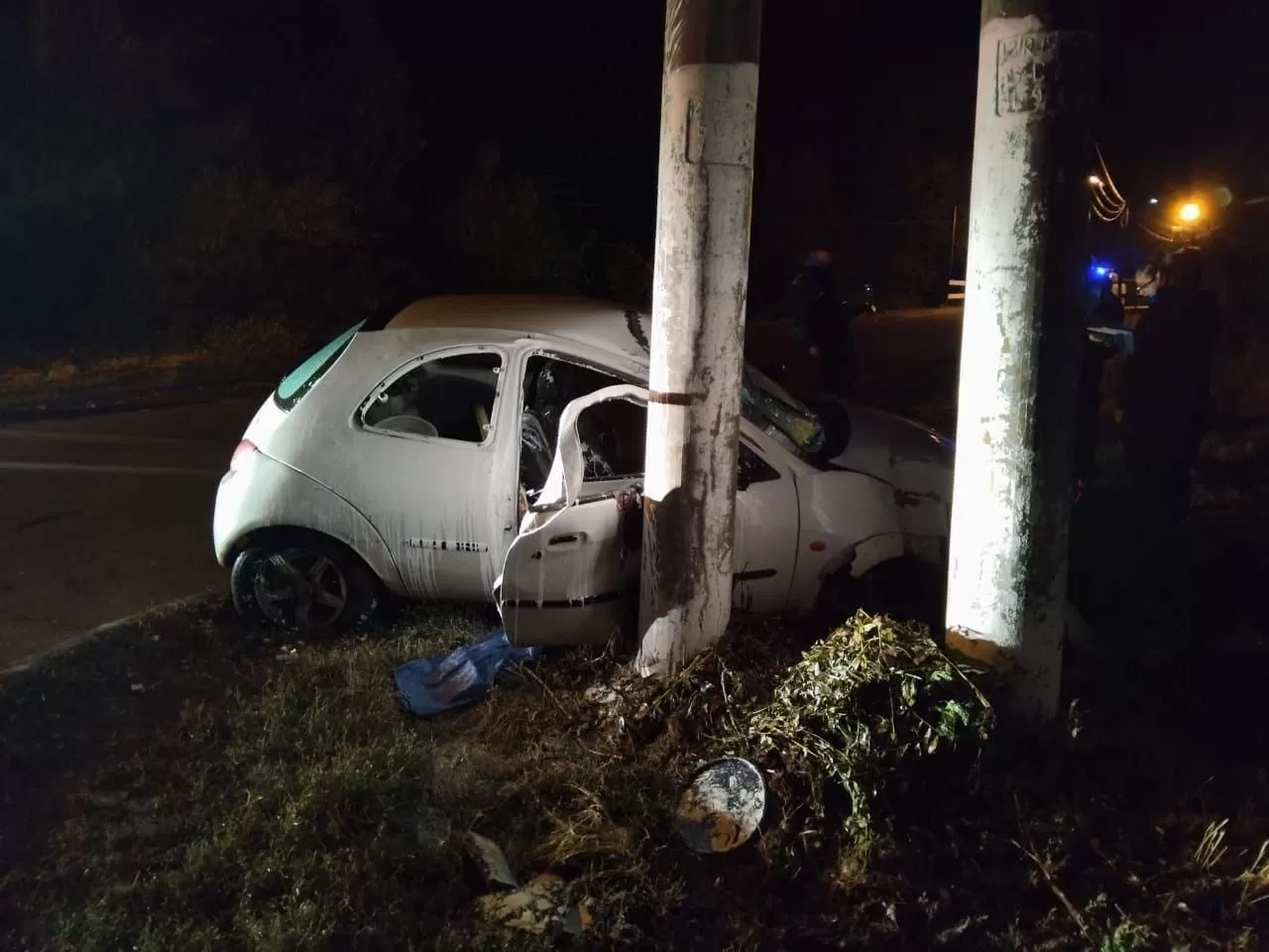 Delincuente con tobillera electrónica robó un auto afuera de una funeraria, lo chocó contra un poste y murió en el acto