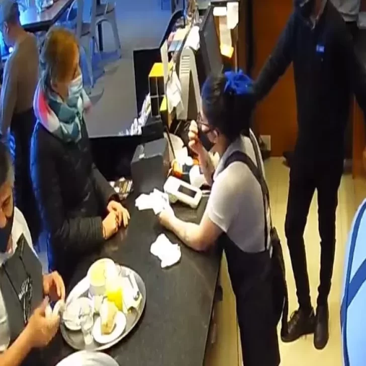 Video. Una mujer robó un DNI y una tarjeta de crédito en un conocido local y gastó 20 mil pesos Video. Una mujer robó un DNI y una tarjeta de crédito en un conocido local y gastó 20 mil pesos