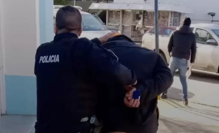 Robó un celular de una tienda de telefonía y vecinos lo detuvieron 