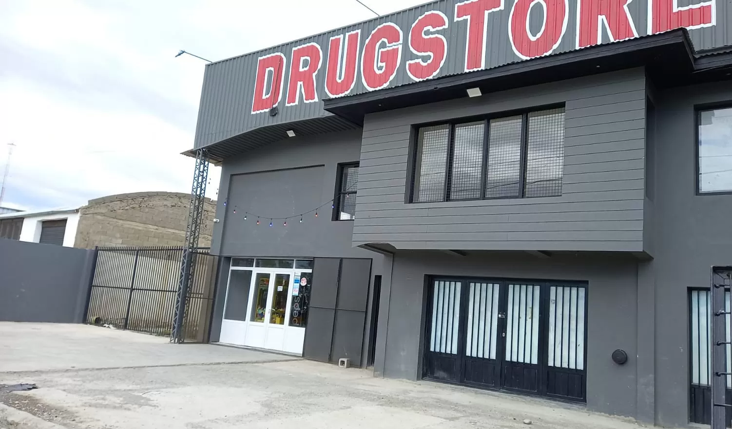 Cinco demorados en allanamientos por el robo de 400 mil pesos a un kiosco que funciona las 24 horas Cinco demorados en allanamientos por el robo de 400 mil pesos a un kiosco que funciona las 24 horas