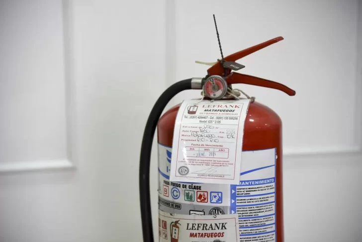 Se robó 3 matafuegos de una clínica y fue grabado por las cámaras de seguridad