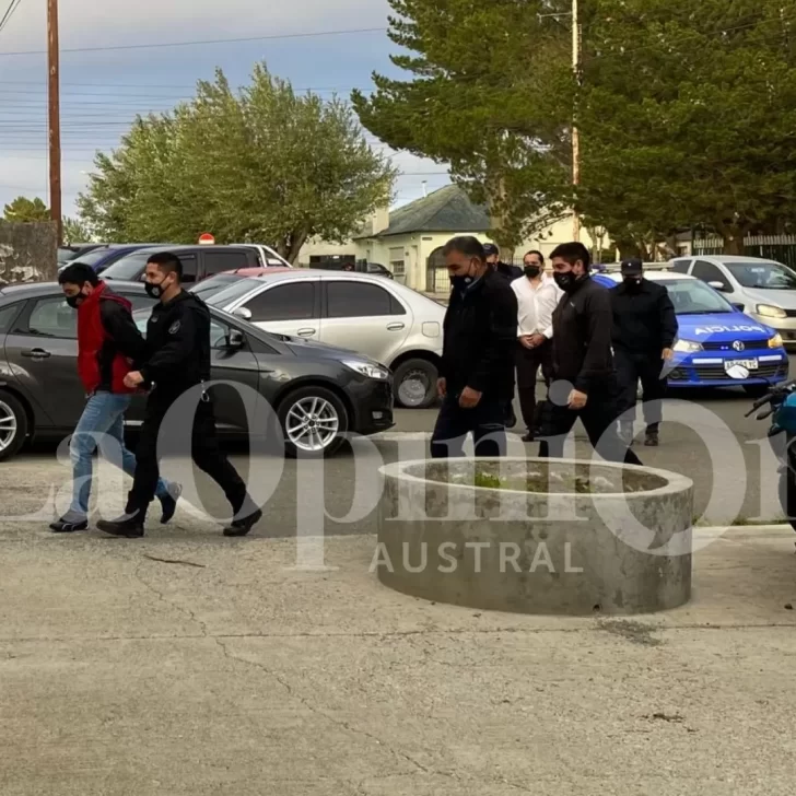 Comenzó el juicio a ex policía por el robo a mano armada de $300.000 en Río Gallegos Comenzó el juicio a ex policía por el robo a mano armada de $300.000 en Río Gallegos