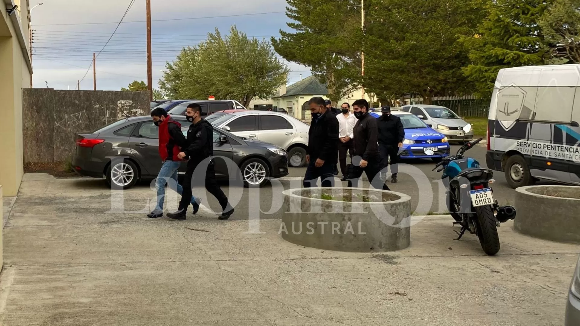 Comenzó el juicio a ex policía por el robo a mano armada de $300.000 en Río Gallegos Comenzó el juicio a ex policía por el robo a mano armada de $300.000 en Río Gallegos