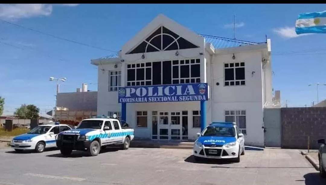 Un chico de 19 años entró a una rotisería, se robó un celular y terminó detenido