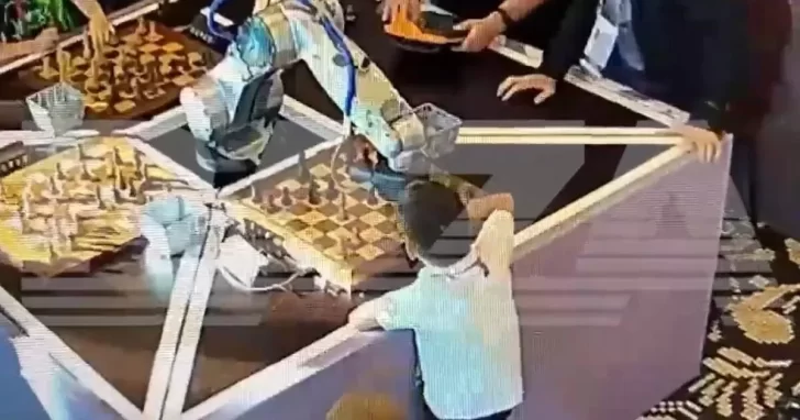 Video. Un robot le rompió el dedo a un niño de 7 años durante un torneo de ajedrez