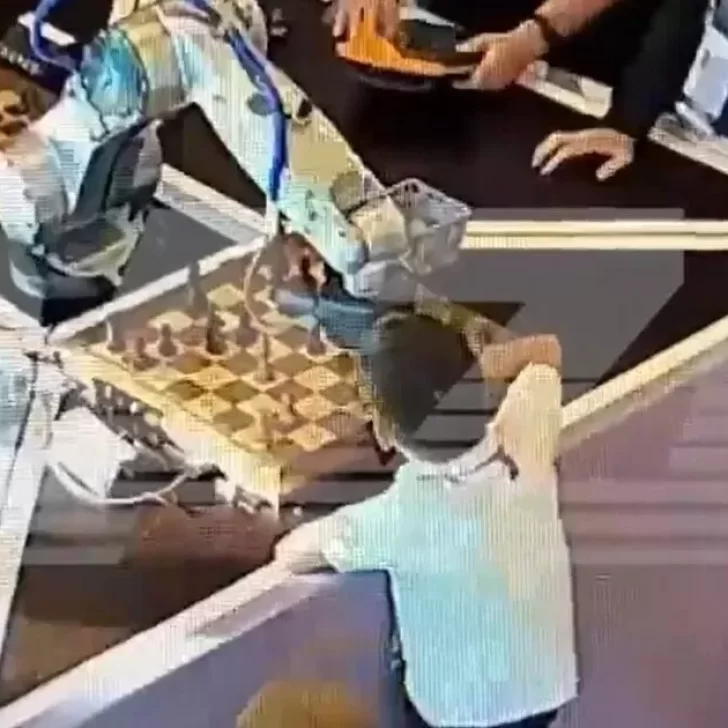 Video. Un robot le rompió el dedo a un niño de 7 años durante un torneo de ajedrez Video. Un robot le rompió el dedo a un niño de 7 años durante un torneo de ajedrez