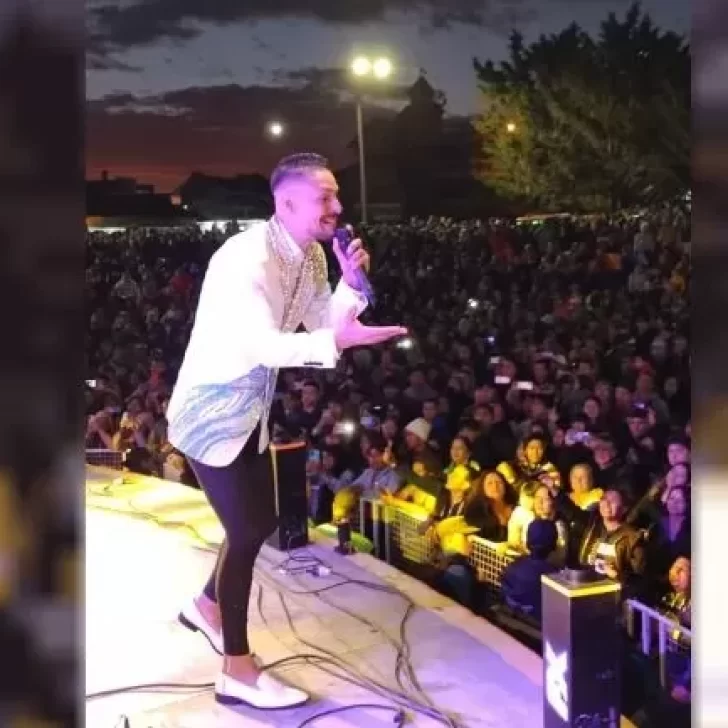 Se enamoró en el recital de Rodrigo Tapari y busca a “la bombera morocha” por las redes sociales