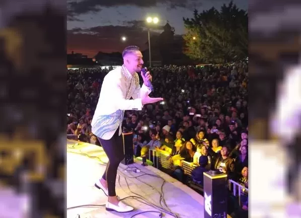 Se enamoró en el recital de Rodrigo Tapari y busca a “la bombera morocha” por las redes sociales