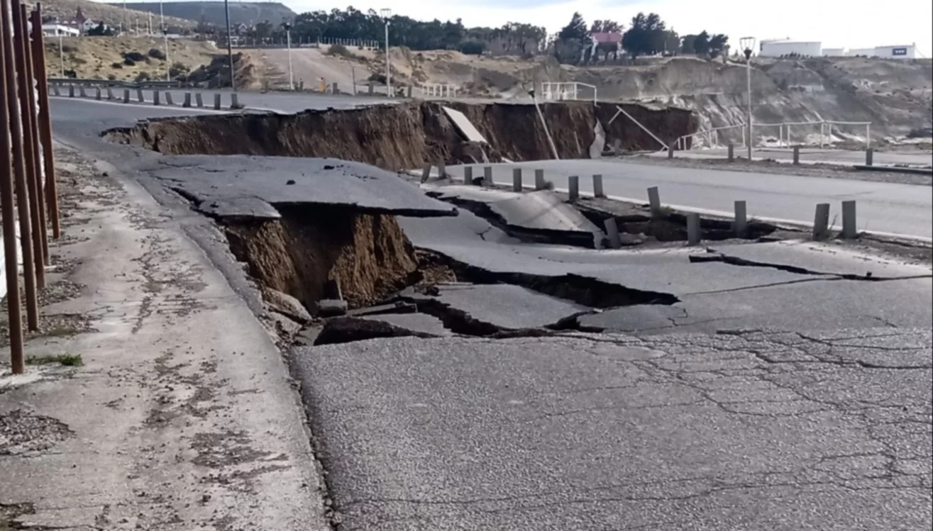Se desmoronó la Ruta Nacional 3 en Comodoro Rivadavia y quedó partida en dos