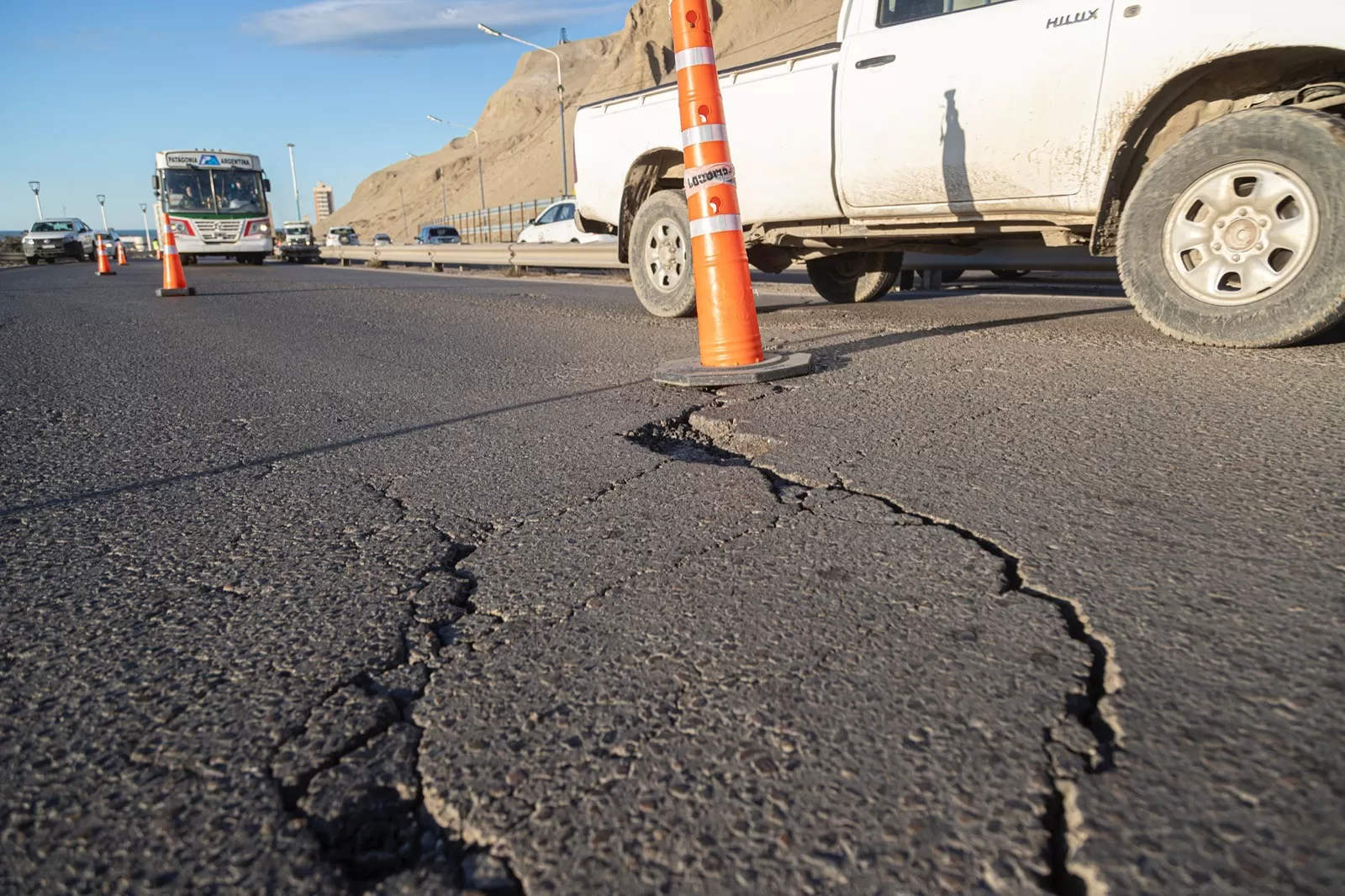 Grieta en la Ruta 3 por el Cerro Chenque: permanecerá cortada para el paso de camiones