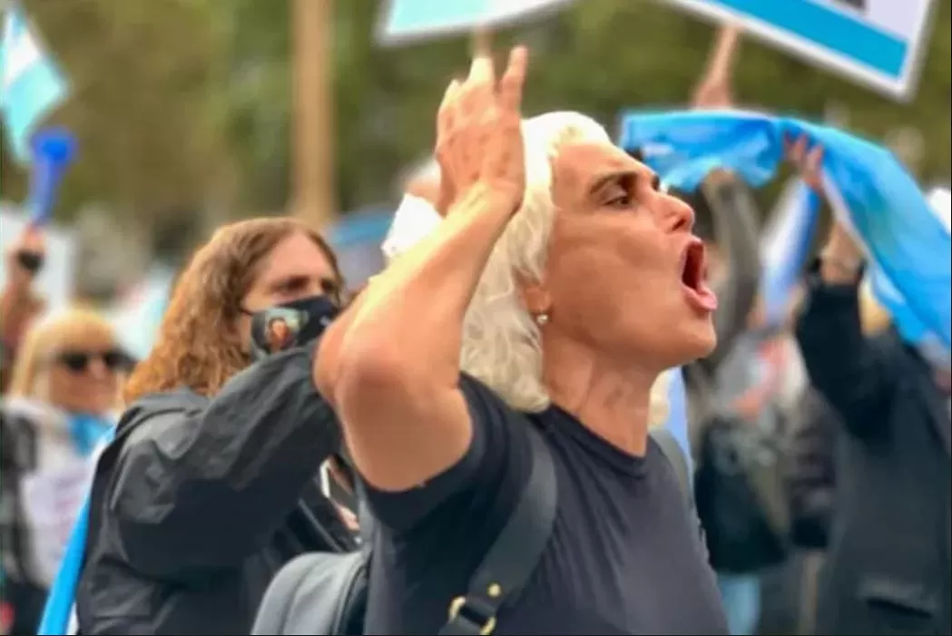 Allanaron la casa del Coco Basile por el atentado a Cristina Kirchner: buscan a su hija Sabrina Allanaron la casa del Coco Basile por el atentado a Cristina Kirchner: buscan a su hija Sabrina