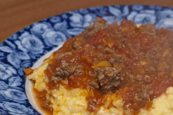 Polenta cremosa con salsa bolognesa: una receta muy sencilla y económica