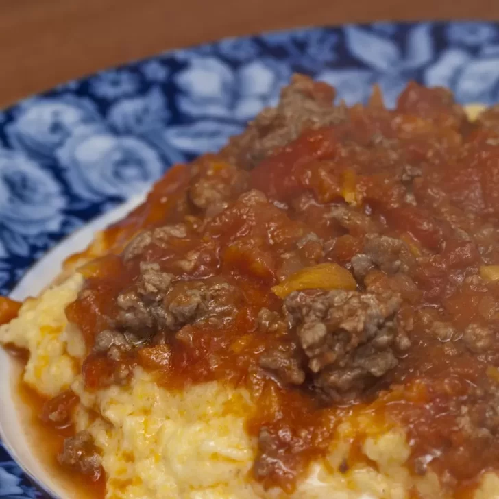 Polenta cremosa con salsa bolognesa: una receta muy sencilla y económica