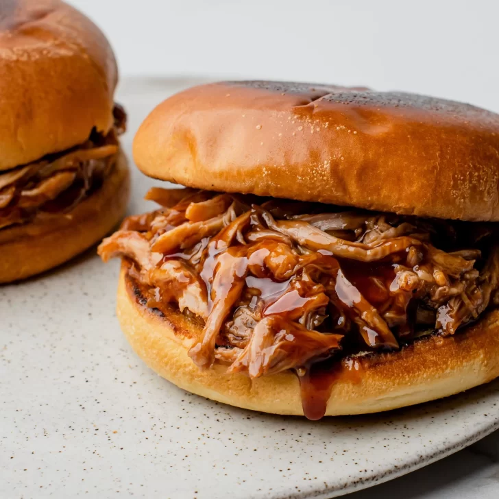Receta dominguera: sandwich de carne desmechada con salsa casera