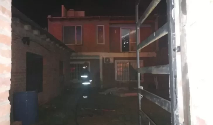 Cuidaba a dos nenes, se incendió la casa y saltaron desde la planta alta para escapar del fuego