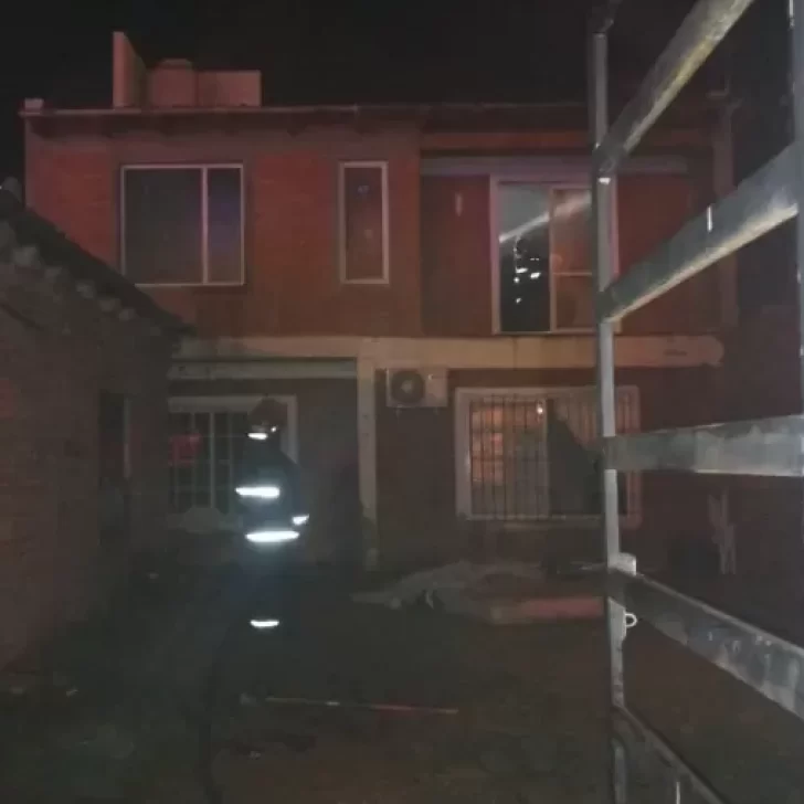 Cuidaba a dos nenes, se incendió la casa y saltaron desde la planta alta para escapar del fuego