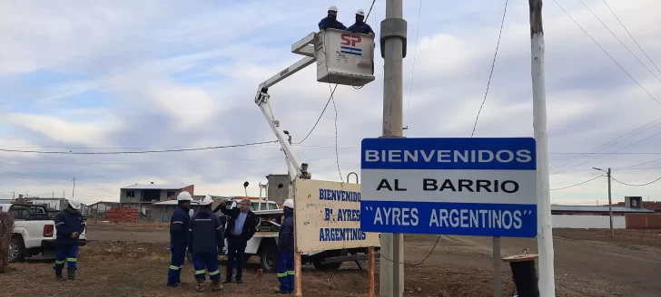 Servicios Públicos instaló iluminación en el acceso al barrio Ayres Argentinos